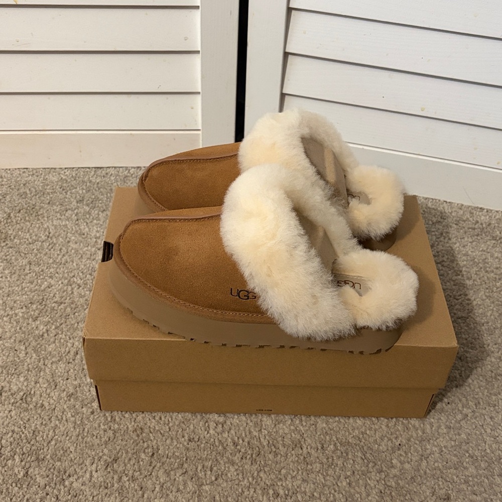 Ugg Disquette Shearling Platform Slippers - Picture 2 of 6